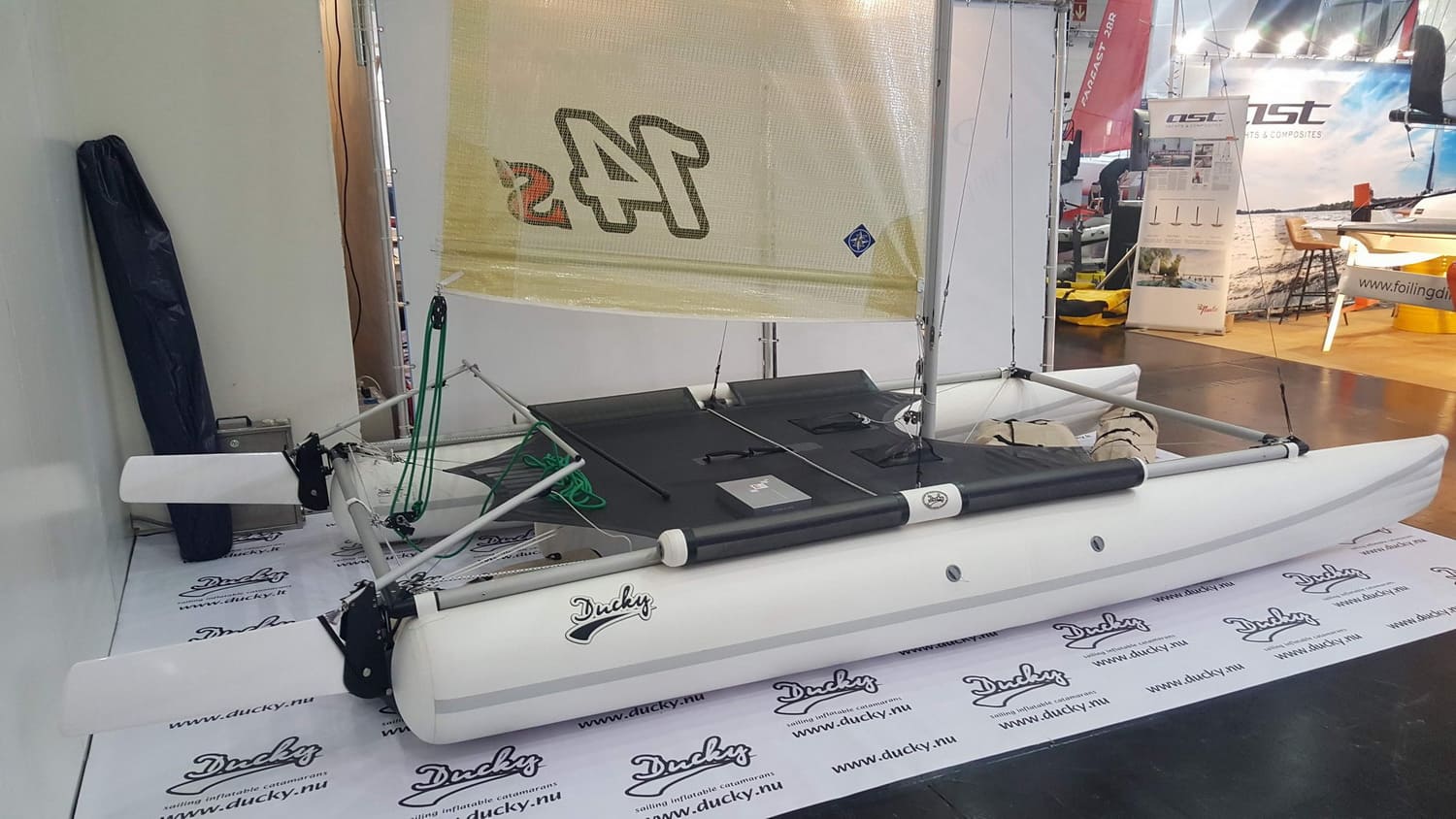 Catamartan Ducky14S, un catamarán hinchable de competición de veleroducky, diseñado para la velocidad y la emoción
